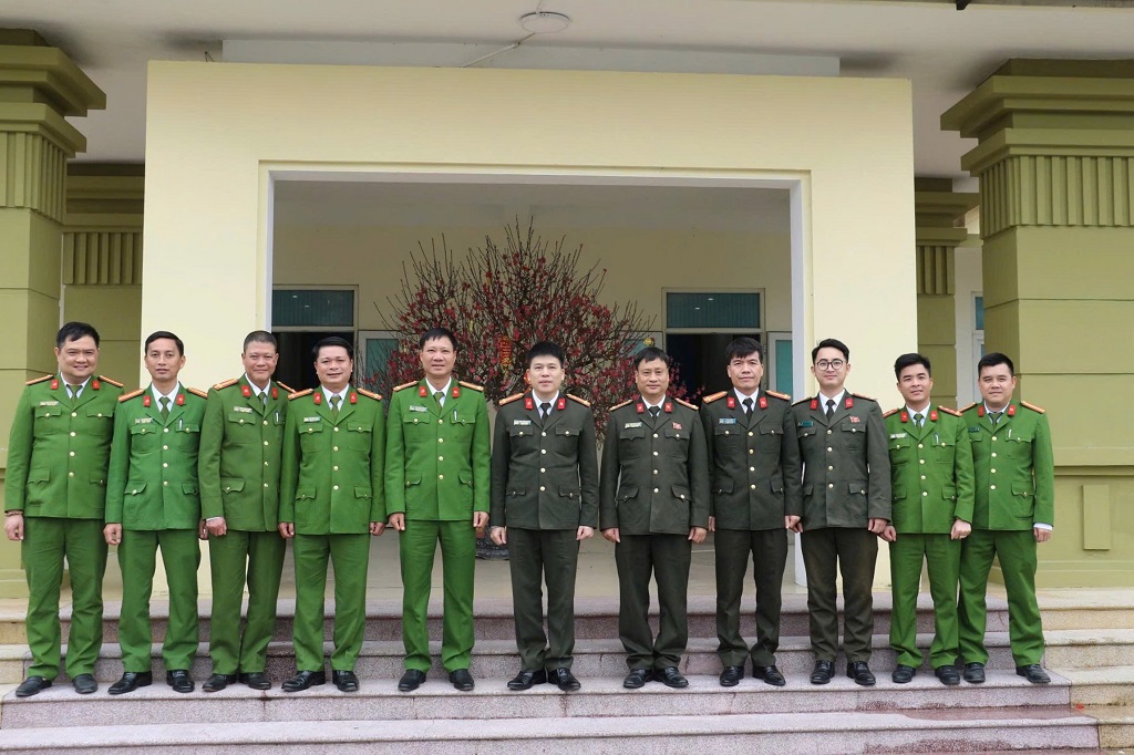 Đại biểu chụp ảnh lưu niệm