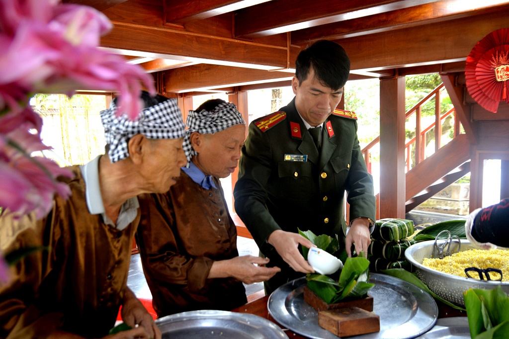Lãnh đạo Công an tỉnh và đại biểu tham gia gói bánh chưng tại chương trình.