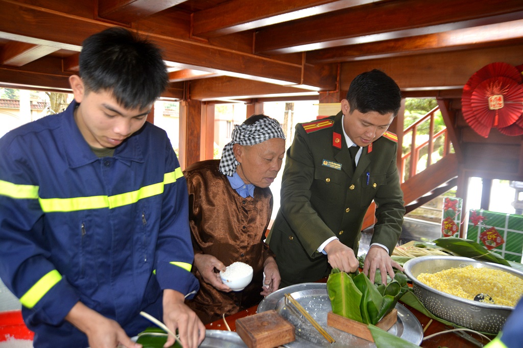 Đại biểu tham gia gói bánh chưng tại chương trình.