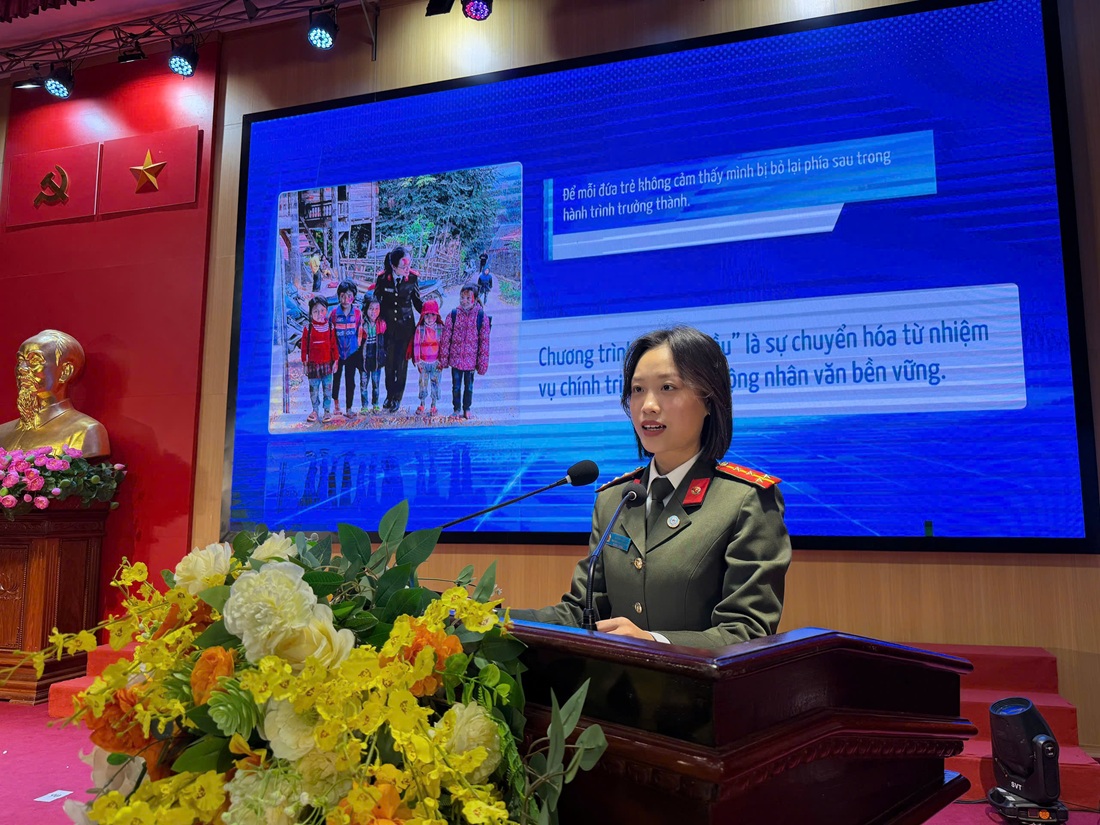 Đồng chí Đại úy Lê Diệu Thuý, Trưởng ban Phụ nữ Công an tỉnh phát biểu tại Hội nghị