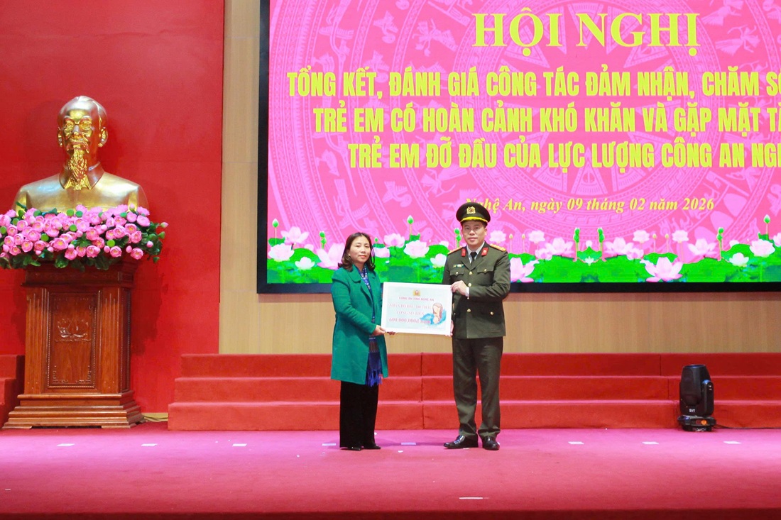 Đồng chí Đại tá Trần Hồng Quang, Phó Bí thư Đảng ủy, Phó Giám đốc Công an tỉnh trao biển tượng trưng nhận đỡ đầu 100 cháu với tổng số tiền 600 triệu đồng