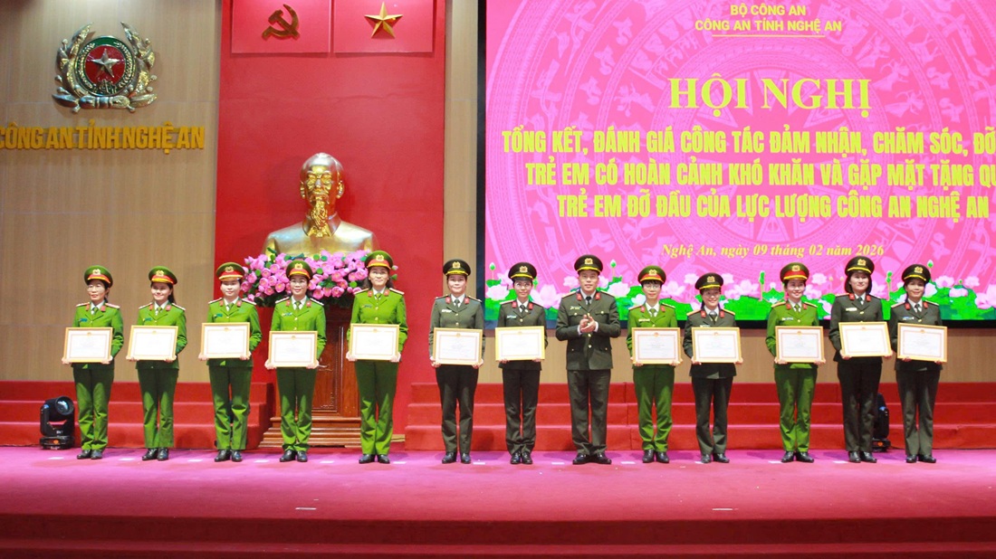 Đồng chí Đại tá Trần Hồng Quang, Phó Bí thư Đảng ủy, Phó Giám đốc Công an tỉnh trao Giấy khen tặng tập thể, cá nhân có thành tích xuất sắc trong công tác đảm nhận, chăm sóc, đỡ đầu trẻ em có hoàn cảnh khó khăn 