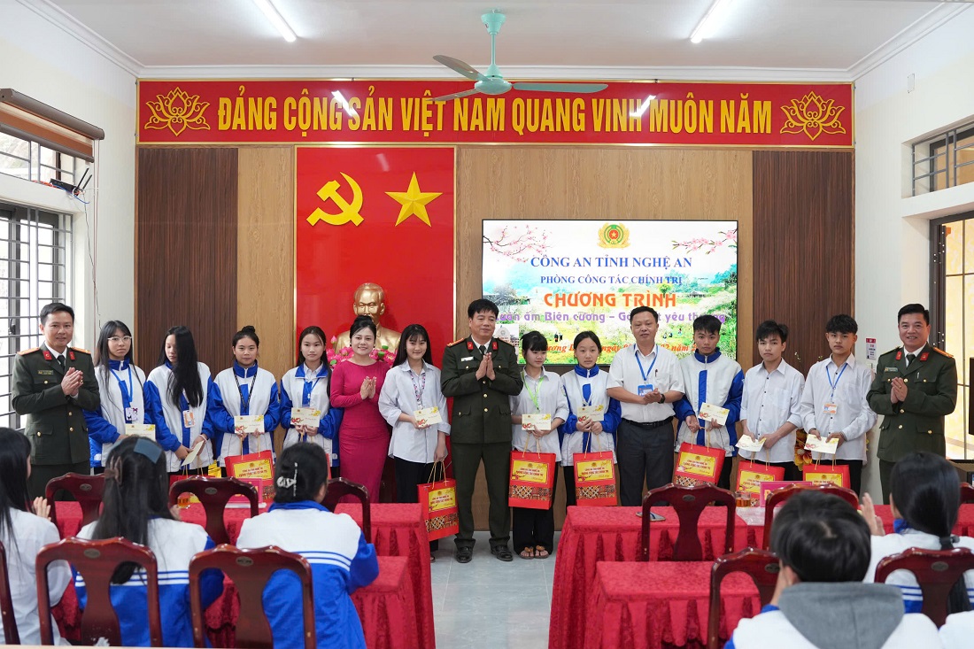 Đoàn công tác trao tặng những suất quà tới học sinh có hoàn cảnh khó khăn tại Trường 