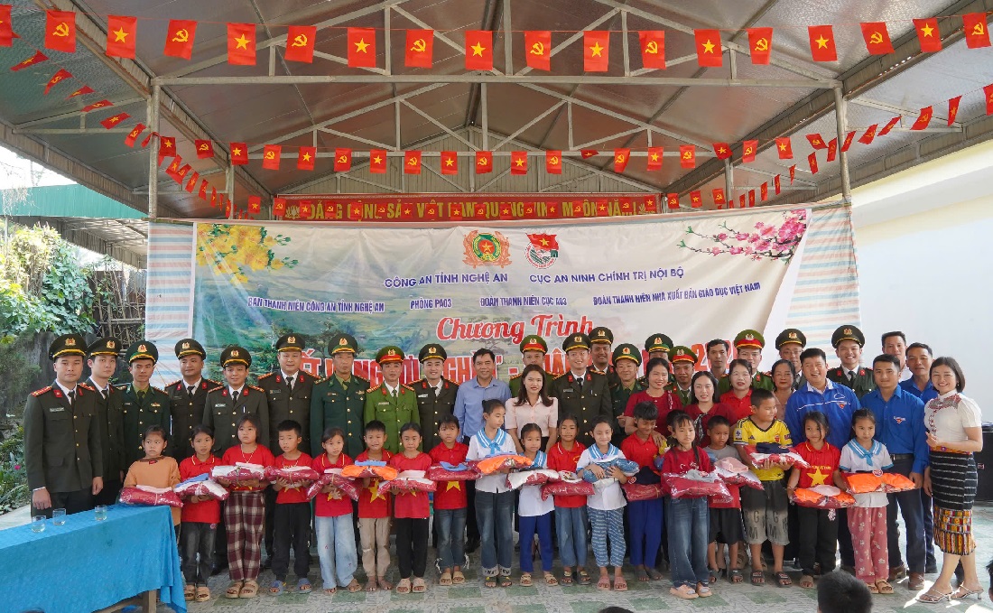 Đoàn công tác tặng quà người dân và học sinh