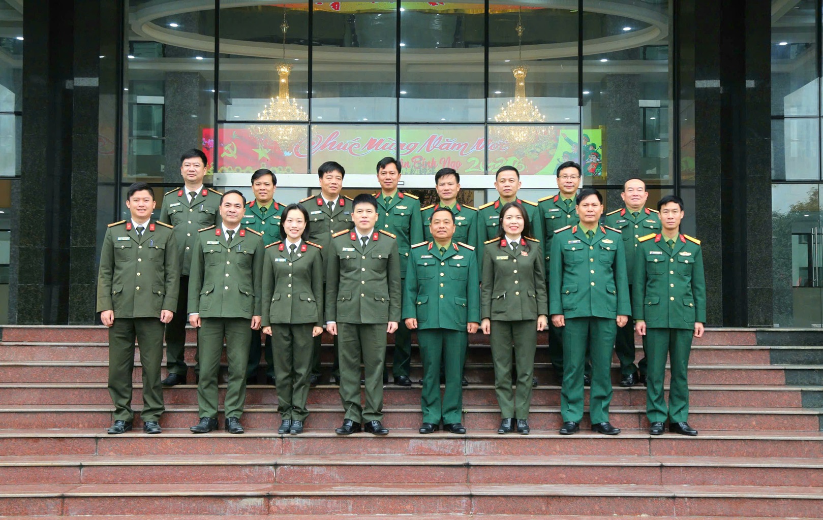 Lãnh đạo Công an tỉnh và Bộ Tư lệnh Quân khu 4 chụp ảnh lưu niệm