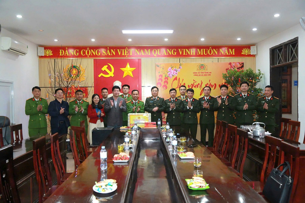 Đồng chí Thiếu tướng Đinh Việt Dũng, Ủy viên Ban Thường vụ Tỉnh ủy, Giám đốc Công an tặng quà, động viên Công an xã Anh Sơn