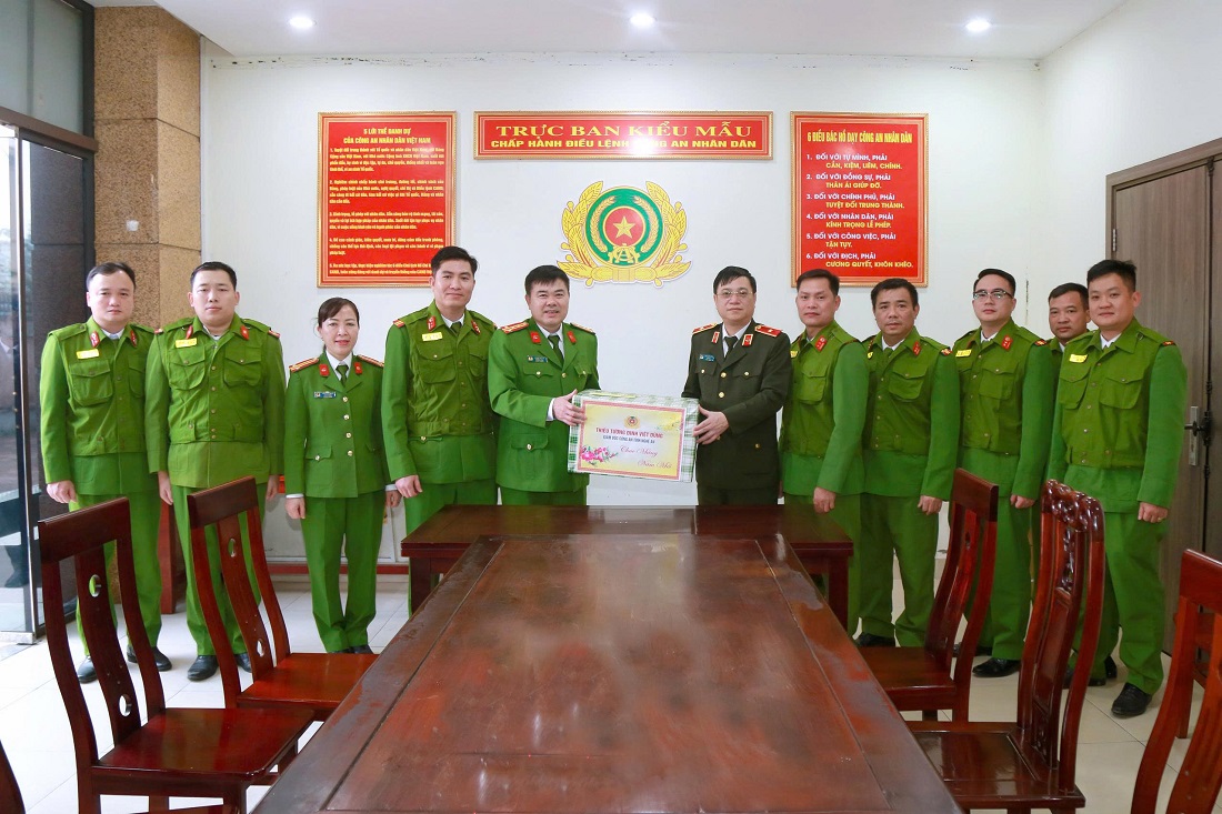 Đồng chí Thiếu tướng Đinh Việt Dũng, Ủy viên Ban Thường vụ Tỉnh ủy, Bí thư Đảng ủy, Giám đốc Công an tặng quà, động viên cán bộ, chiến sĩ Đội Cảnh sát 113