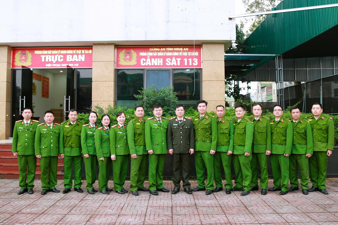 Đồng chí Thiếu tướng Đinh Việt Dũng, Ủy viên Ban Thường vụ Tỉnh ủy, Bí thư Đảng ủy, Giám đốc Công an chụp ảnh lưu niệm cùng cán bộ, chiến sĩ Đội Cảnh sát 113