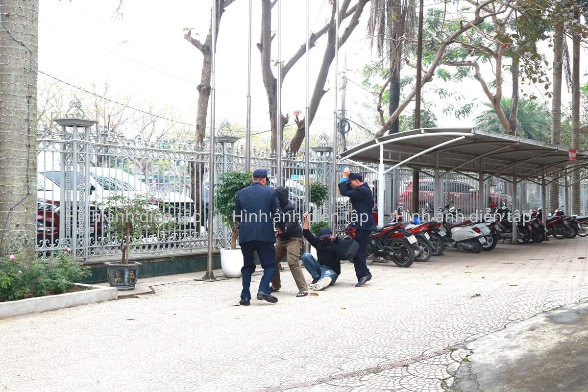 Một số hình ảnh diễn tập phòng, chống cướp tài sản tại Ngân hàng Nông nghiệp và phát triển nông thôn chi nhánh tỉnh Nghệ An