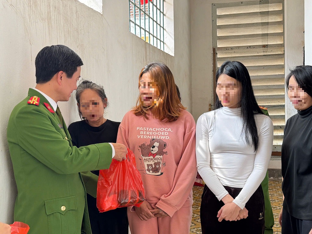 Thừa ủy quyền của Lãnh đạo Công an tỉnh, đồng chí Thượng tá Chu Quang Thành, Giám thị Trại Tạm giam tặng quà, động viên can, phạm nhân an tâm cải tạo và chấp hành tốt nội quy giam giữ