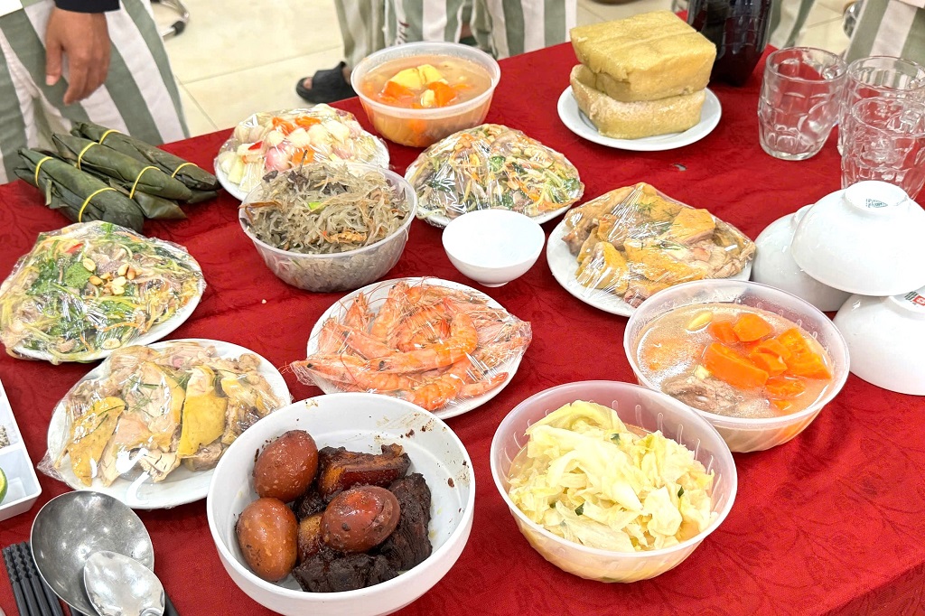 Bữa cơm tất niên với nhiều món ăn mang đậm hương vị Tết cổ truyền của dân tộc