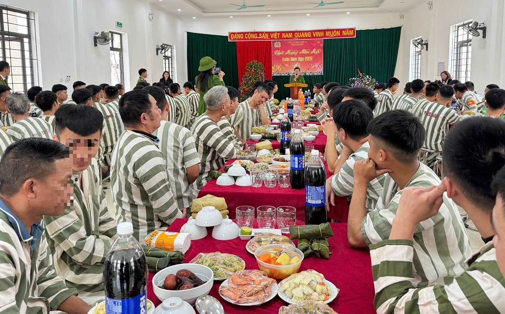 Bữa cơm tất niên được tổ chức ấm cúng