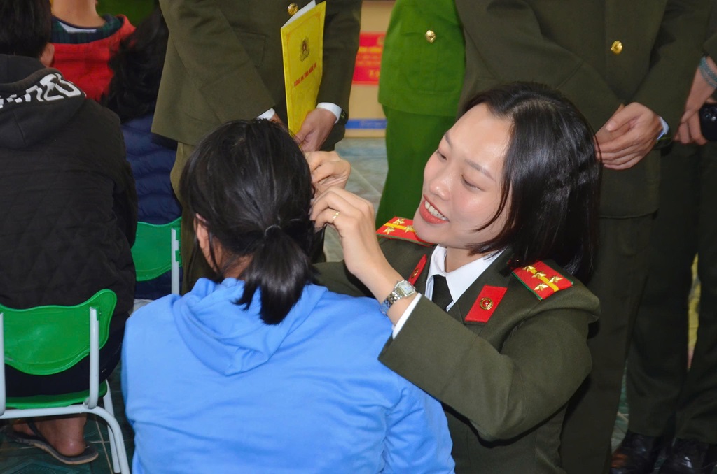 Công an tỉnh Nghệ An thăm hỏi, động viên trẻ bị bỏ rơi, mồ côi, lang thang cơ nhỡ và đối tượng đặc biệt tại Trung tâm Công tác xã hội tỉnh