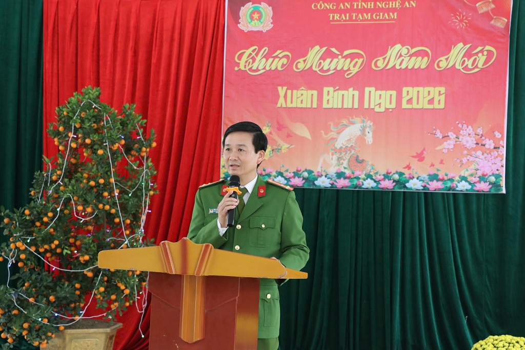 Đồng chí Thượng tá Chu Quang Thành, Giám thị Trại Tạm giam Công an tỉnh Nghệ An phát biểu chúc Tết phạm nhân