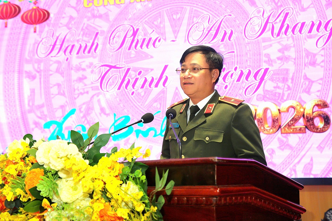 Đồng chí Thiếu tướng Đinh Việt Dũng, Ủy viên Ban Thường vụ Tỉnh ủy, Bí thư Đảng ủy, Giám đốc Công an tỉnh phát biểu tại buổi gặp mặt