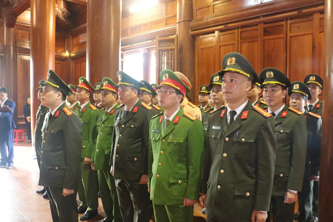 Đoàn đại biểu dâng hương, dâng hoa tại Khu Di tích Quốc gia đặc biệt Kim Liên