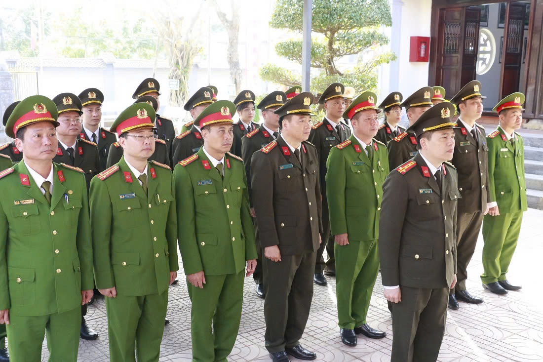 Đoàn đại biểu dâng hương, dâng hoa tại Nhà tưởng niệm đồng chí Trần Quốc Hoàn