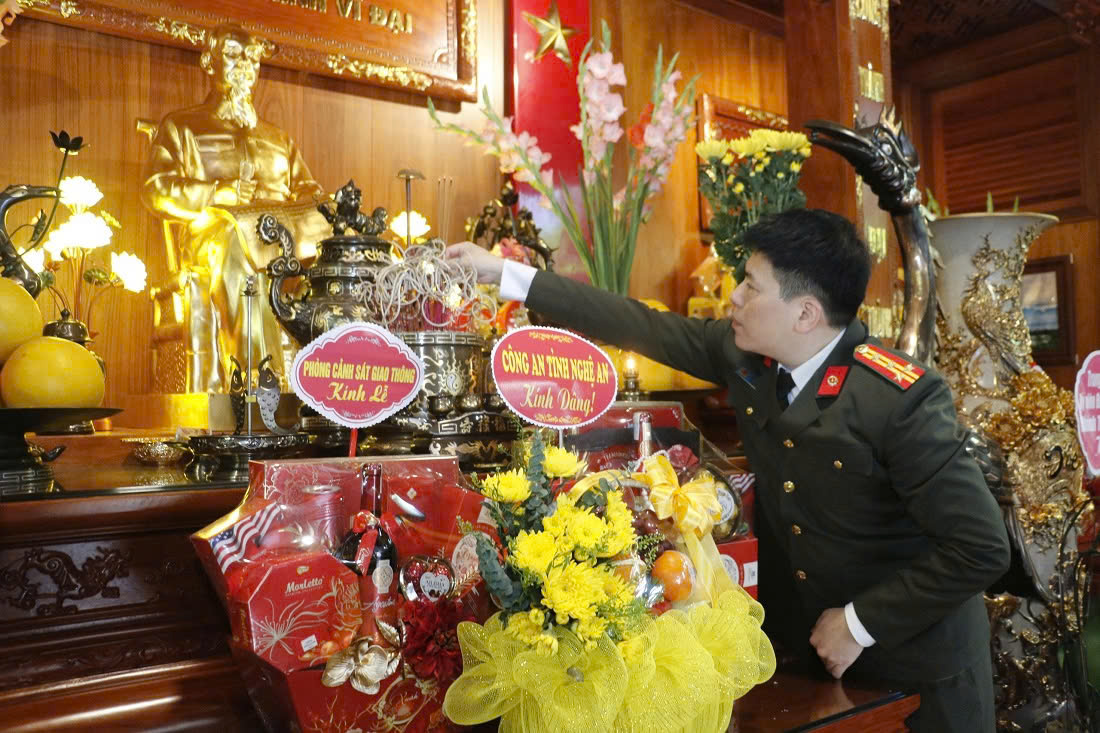 Đồng chí Đại tá Trần Hồng Quang, Phó Giám đốc Công an tỉnh dâng hương tại Nhà tưởng niệm Chủ tịch Hồ Chí Minh trong khuôn viên Công an tỉnh
