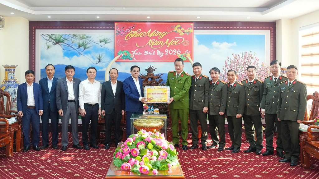 Đồng chí Võ Trọng Hải, Phó Bí thư Tỉnh ủy, Chủ tịch UBND tỉnh tặng quà, chúc Tết Công an tỉnh