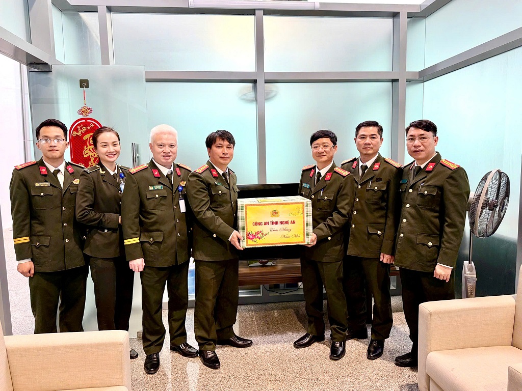 Đồng chí Đại tá Trần Ngọc Tuấn, Phó Giám đốc Công an tỉnh tặng quà chúc Tết Cảng hàng không quốc tế Vinh