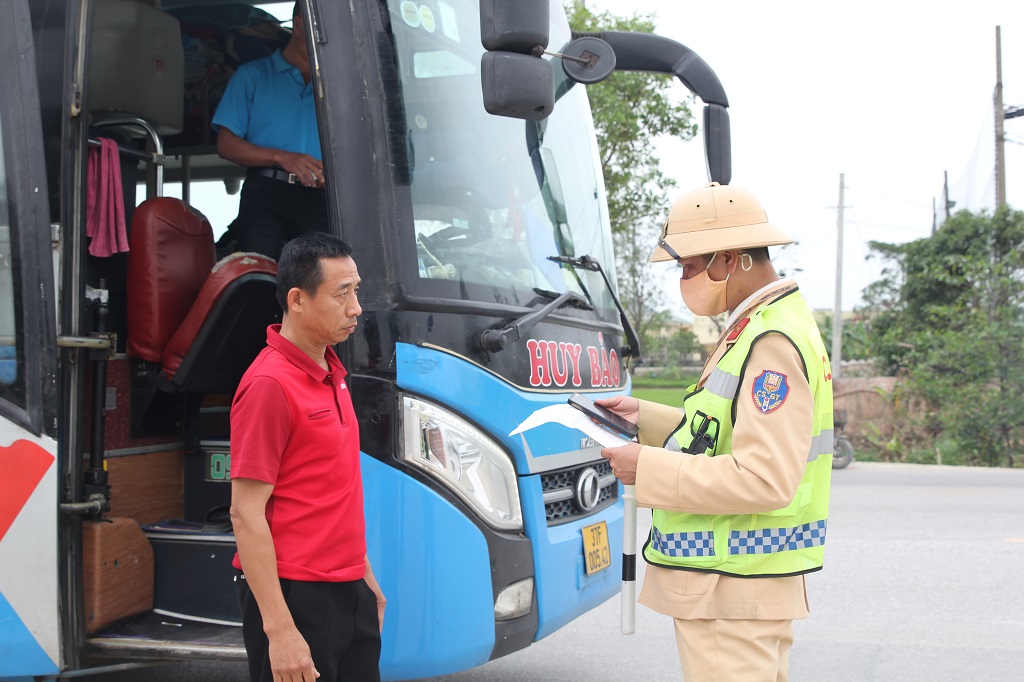 Lực lượng Cảnh sát giao thông Công an Nghệ An tăng cường kiểm tra hoạt động vận tải hành khách dịp giáp Tết Nguyên đán 2026   