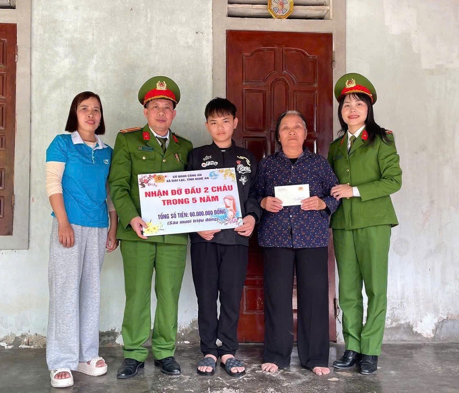 Trao quà cho cháu Phạm Văn Khánh Hưng