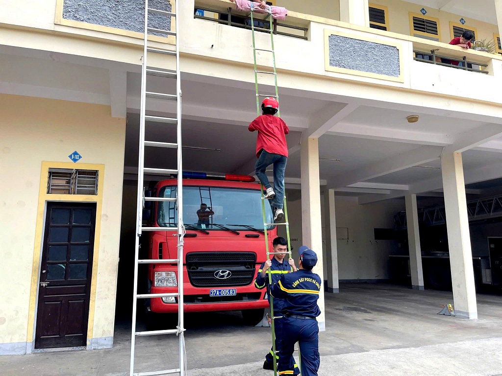 Chương trình trải nghiệm kỹ năng PCCC và CNCH trong hai ngày 07-08/02 tại Phòng Cảnh sát PCCC và CNCH với hơn 200 người tham gia