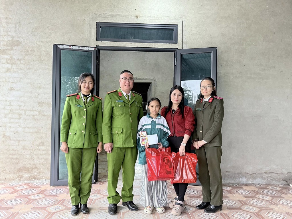 Công an phường Vinh Lộc thăm, tặng quà “Con đỡ đầu”