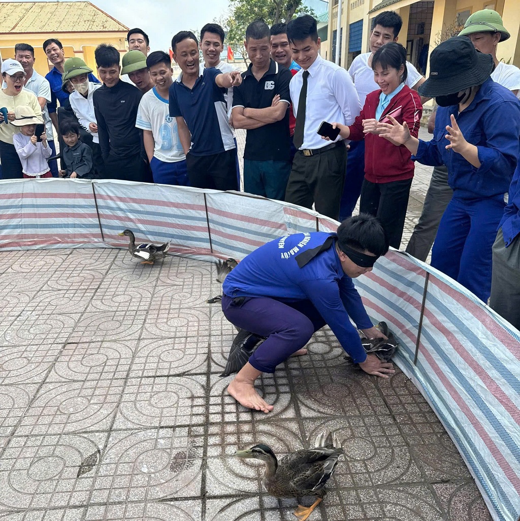 Học viên tham gia trò chơi dân gian