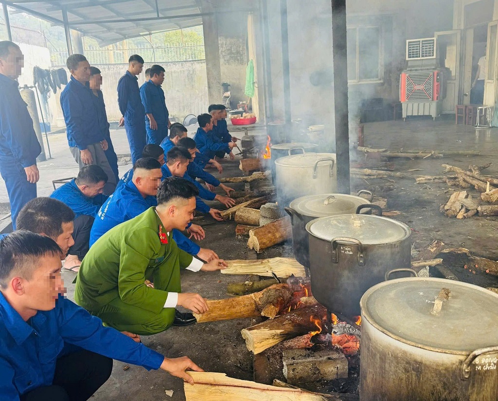 Sôi nổi cuộc thi gói và nấu bánh chưng 
