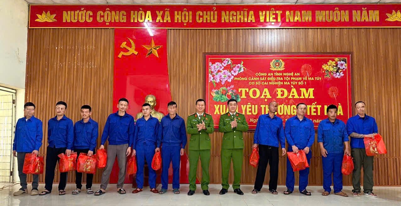 Trao quà tặng học viên