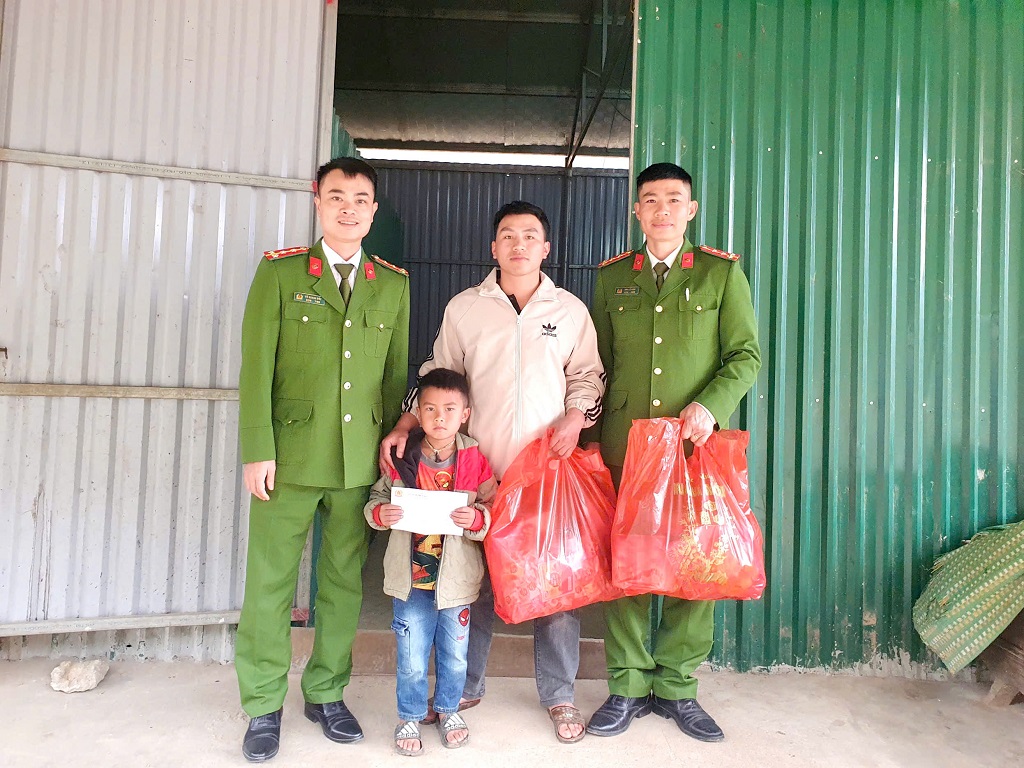 Công an xã Nhôn Mai thăm hỏi, tặng quà “con nuôi” nhân dịp năm mới