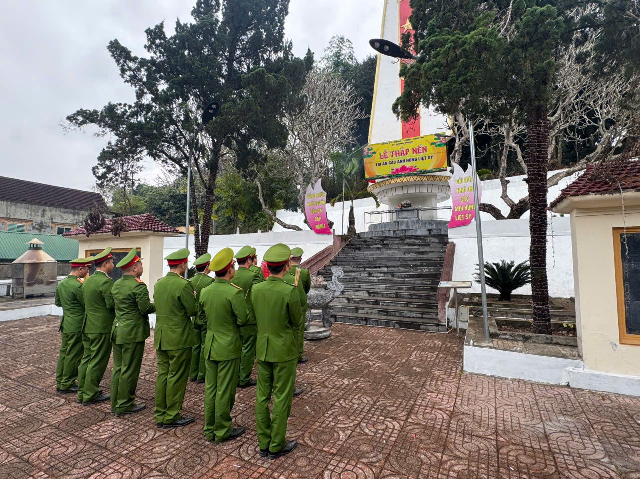 Công an xã Yên Hòa dâng hoa, dâng hương tri ân các anh hùng liệt sĩ