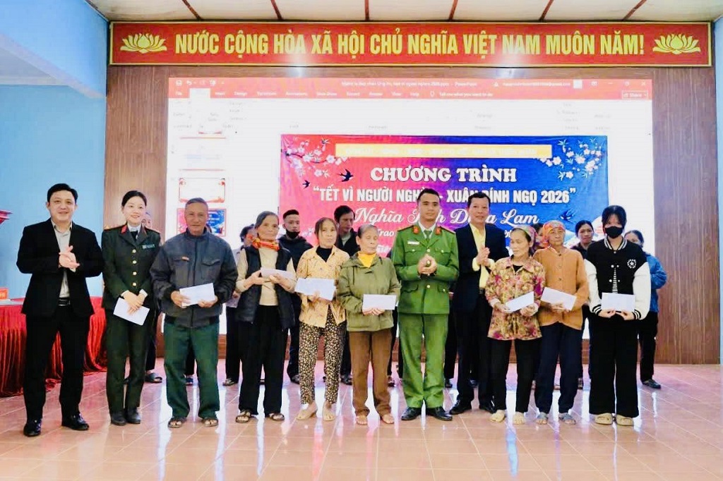 Tặng quà hộ gia đình có hoàn cảnh khó khăn tại xã Thiên Nhẫn