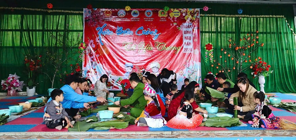 Công an xã Nậm Cắn cùng giáo viên nhà trường trực tiếp hướng dẫn học sinh tham gia gói bánh chưng