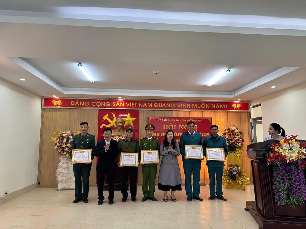 Khen thưởng cá nhân, tập thể có thành tích xuất sắc