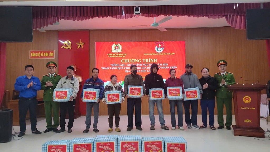 Công an xã Sơn Lâm phối hợp Đoàn Thanh niên xã tặng quà hộ gia đình có hoàn cảnh đặc biệt khó khăn