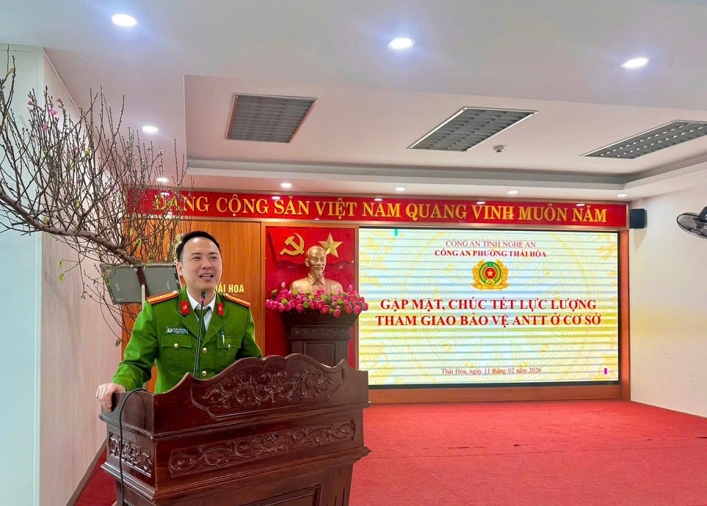 Đại diện Công an phường phát biểu tại buổi gặp mặt