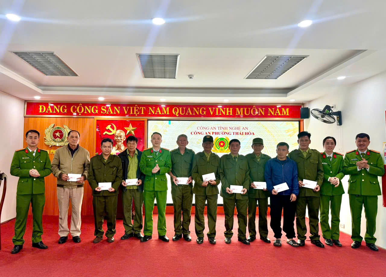 Tặng quà lực lượng bảo vệ ANTT ở cơ sở có hoàn cảnh khó khăn