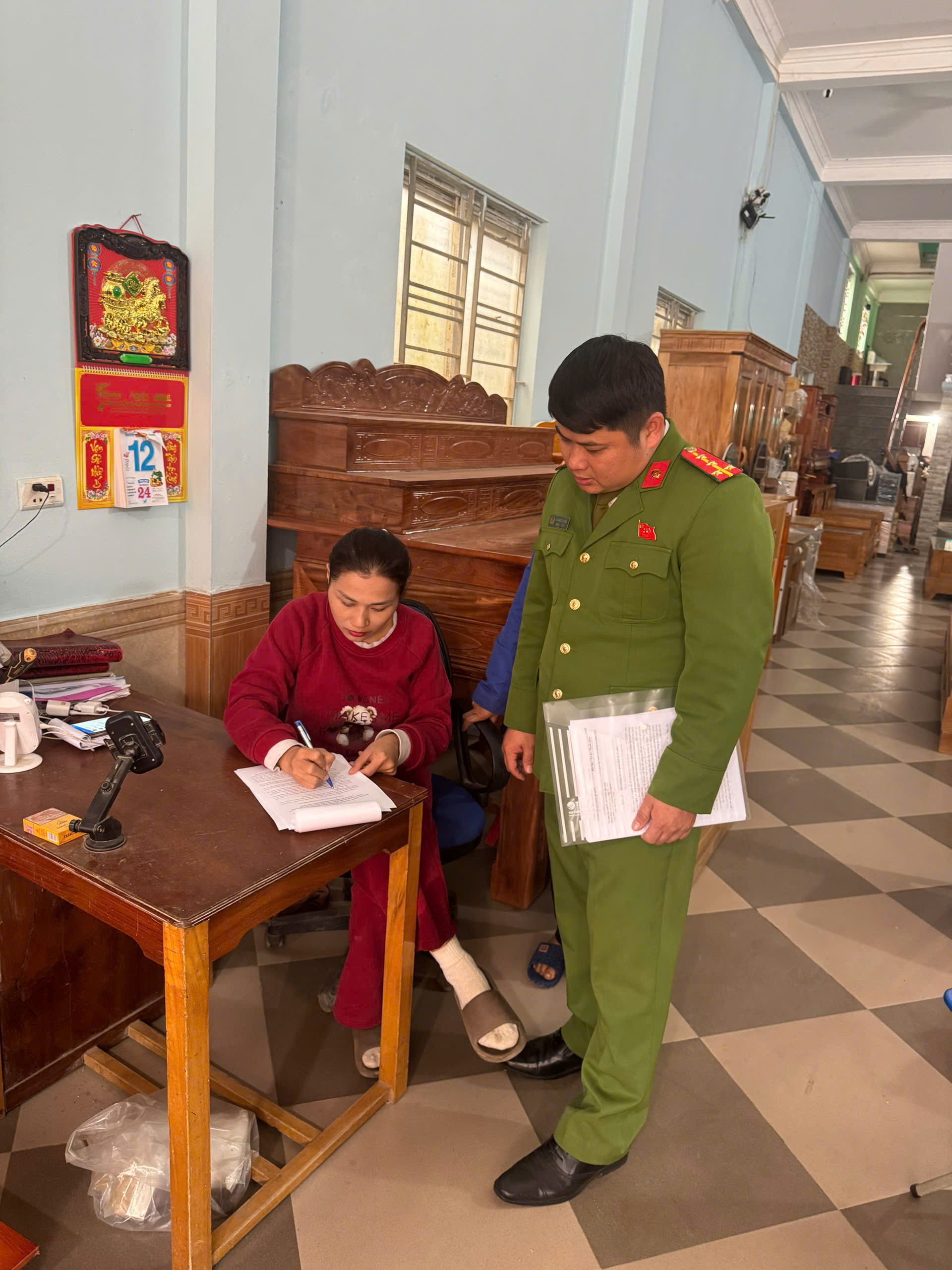 Công an xã tuyên truyền, nhắc nhở người dân chấp hành nghiêm quy định của pháp luật
