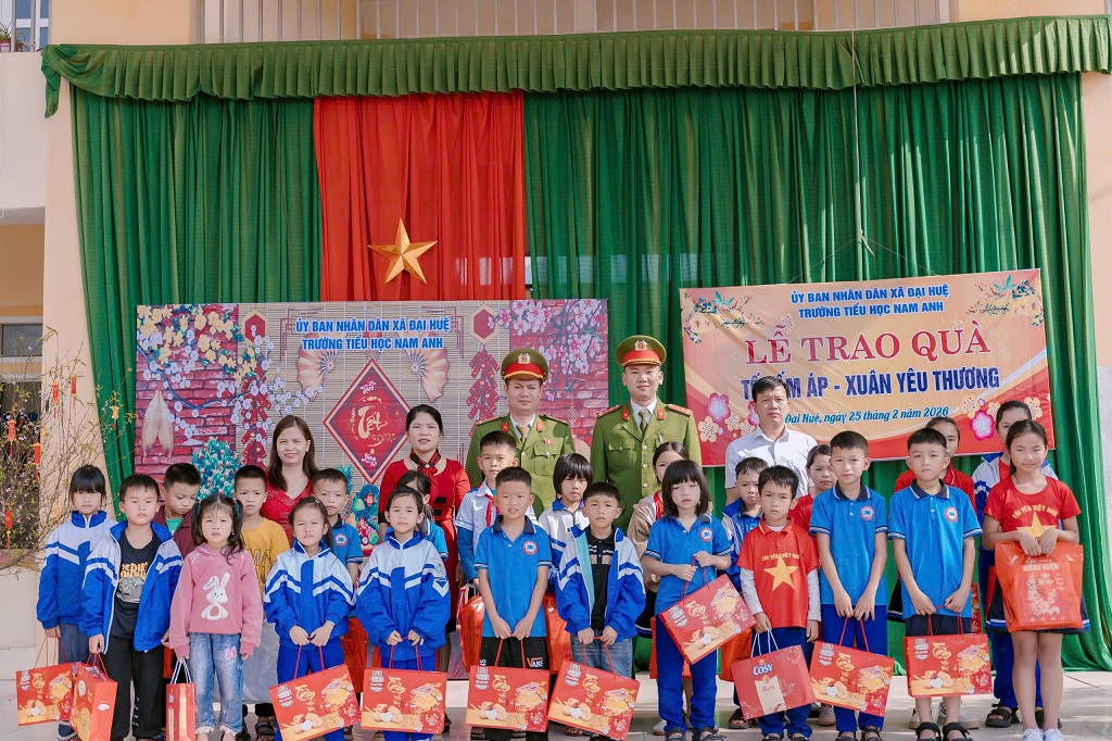 Công an xã Đại Huệ trao quà Tết tặng học sinh có hoàn cảnh khó khăn