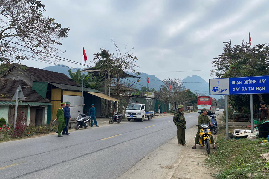 Lực lượng chức năng tuyên truyền, nhắc nhở hộ gia đình, cá nhân