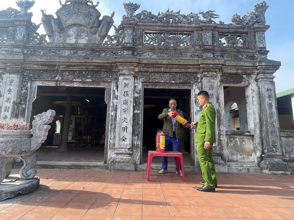 Công an phường Cửa Lò tuyên truyền, kiểm tra phòng cháy, chữa cháy tại cơ sở tôn giáo, tín ngưỡng dịp Tết Nguyên đán