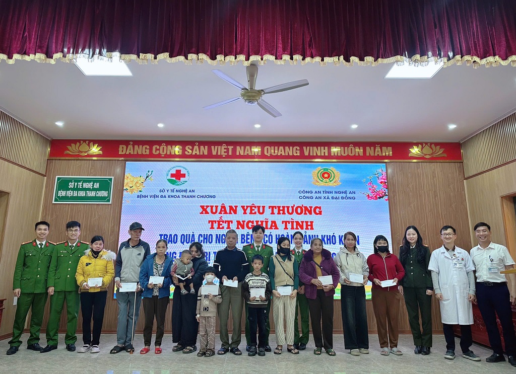 Công an xã Đại Đồng trao quà tặng bệnh nhân có hoàn cảnh khó khăn