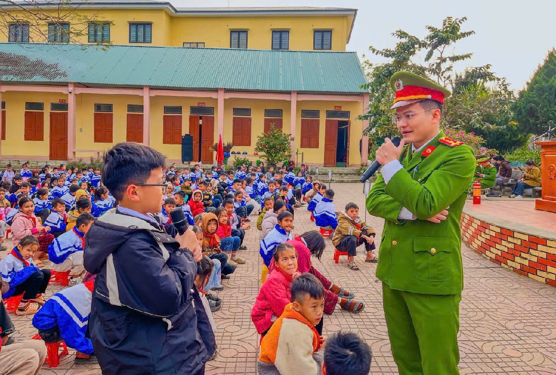 Học sinh trả lời câu hỏi về ATGT học đường