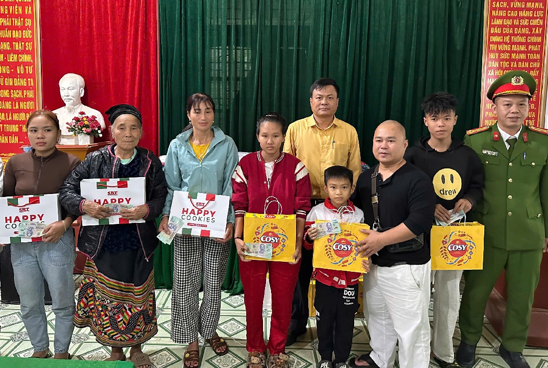 Công an xã, Ủy ban MTTQ và nhà hảo tâm trao tặng quà đến người dân bản Huồi Mác