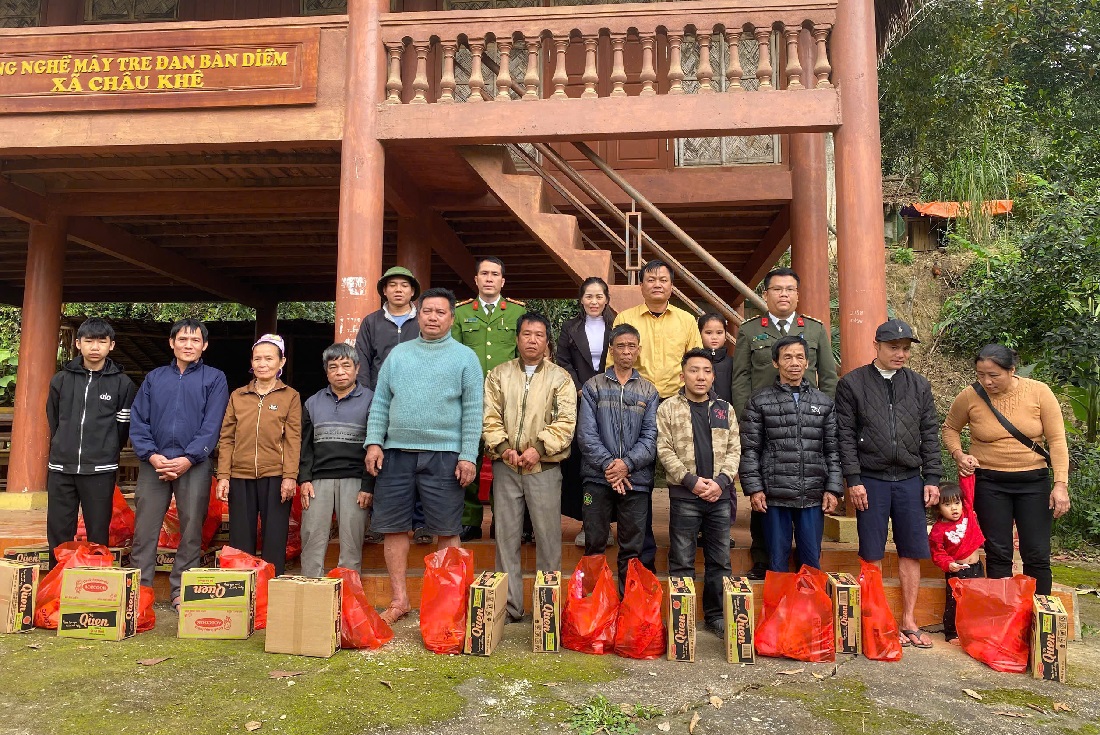 Trao tặng quà đến người dân bản Diềm