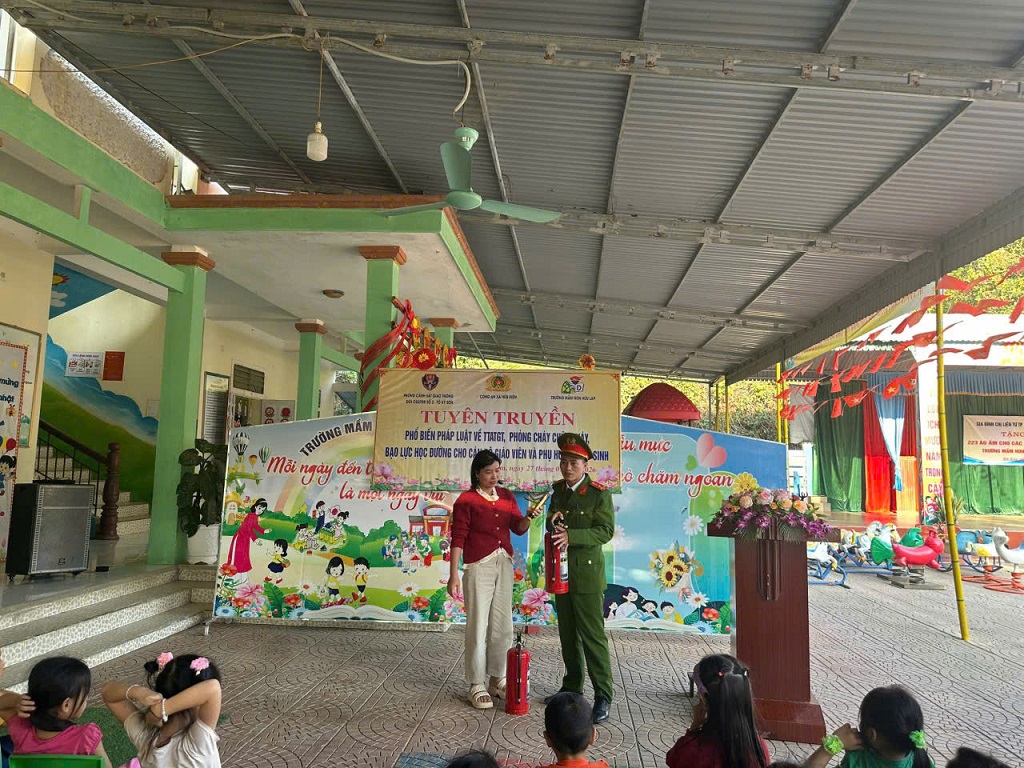 Buổi tuyên truyền được tổ chức sinh động với hình thức trực quan, dễ hiểu, dễ nhớ 