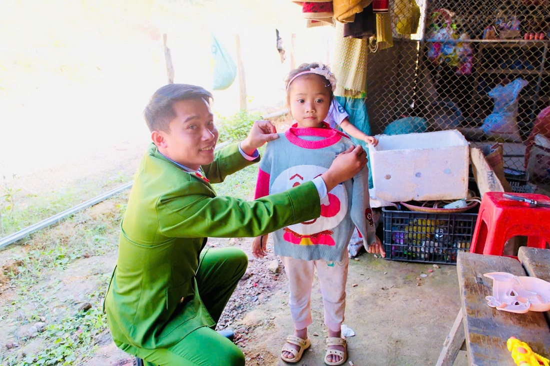 Công an xã Môn Sơn trao quà tặng các em nhỏ và người dân