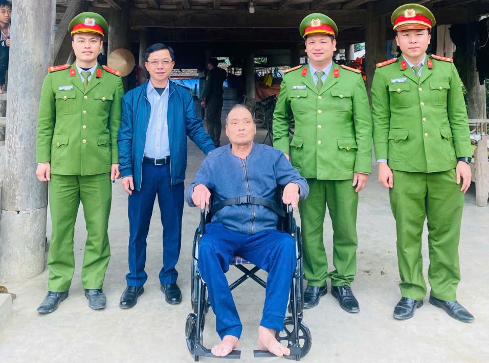 Công an xã Môn Sơn tặng quà 02 ông Vi Văn Hợp và Ngân Thanh Mãi